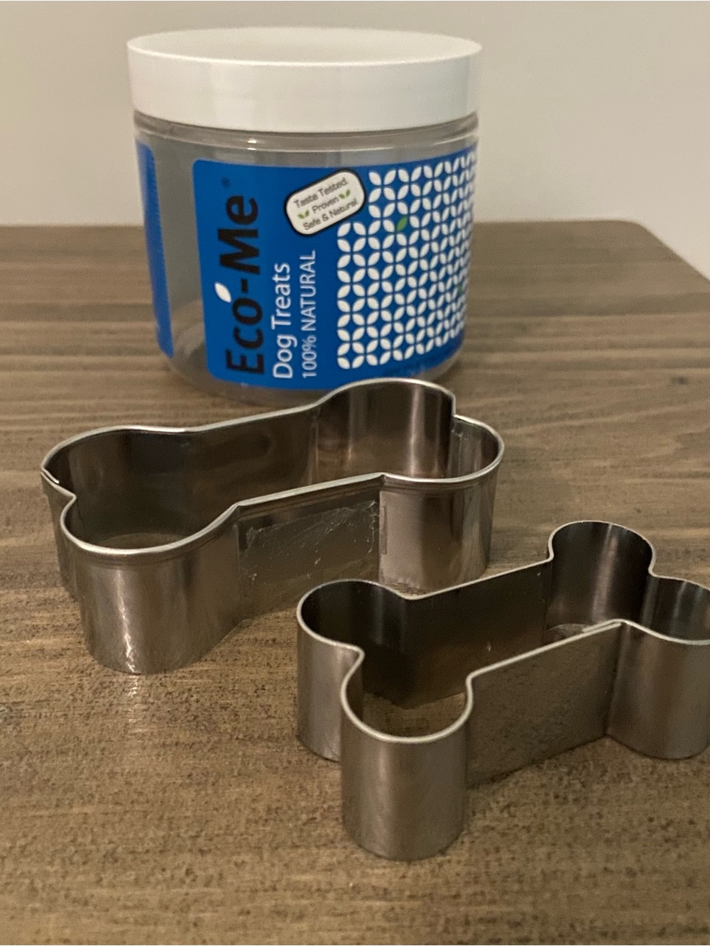 Eco-Me Dog Treat Baking Kit Jar 2 Bone Cookie Cutters Recipes on Container